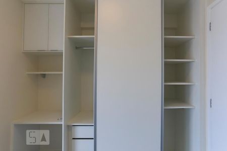 Quarto 1 Armário de apartamento para alugar com 2 quartos, 63m² em Jardim Glória, São Paulo