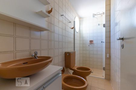 Banheiro da suíte de kitnet/studio para alugar com 1 quarto, 46m² em Botafogo, Campinas