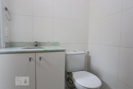 banheiro de casa de condomínio para alugar com 3 quartos, 145m² em Jardim Monte Kemel, São Paulo