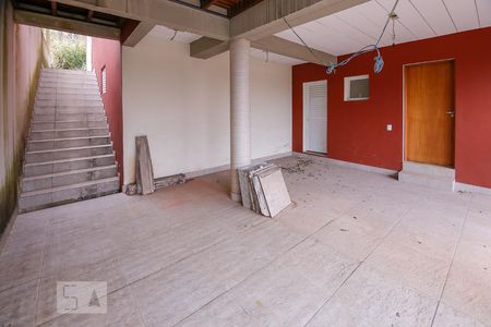 Casa à venda com 320m², 4 quartos e 4 vagas Casa à venda com 320m², 4 quartos e 4 vagasGaragem