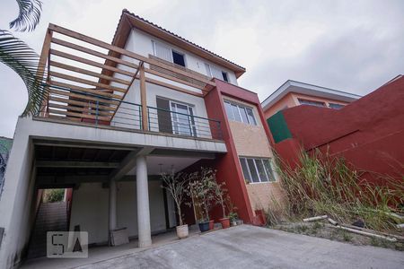 Casa à venda com 320m², 4 quartos e 4 vagas Casa à venda com 320m², 4 quartos e 4 vagasFachada