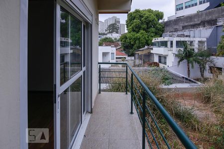 Casa à venda com 320m², 4 quartos e 4 vagas Casa à venda com 320m², 4 quartos e 4 vagasVaranda da Sala