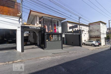 Casa para alugar com 290m², 4 quartos e 4 vagas Casa para alugar com 290m², 4 quartos e 4 vagasFachada