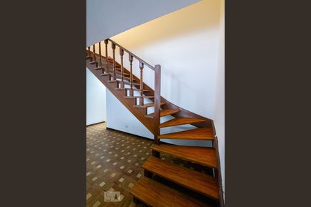 Casa à venda com 112m², 3 quartos e 2 vagasEscada