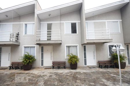 Casa de condomínio à venda com 174m², 3 quartos e 2 vagas Casa de condomínio à venda com 174m², 3 quartos e 2 vagasFachada