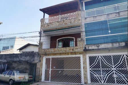 Casa à venda com 250m², 3 quartos e 2 vagas Casa à venda com 250m², 3 quartos e 2 vagasFachada