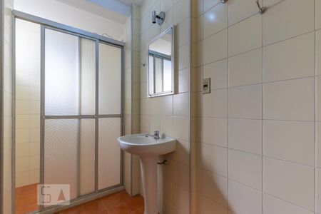 Banheiro da suíte de kitnet/studio para alugar com 1 quarto, 48m² em Vila Itapura, Campinas