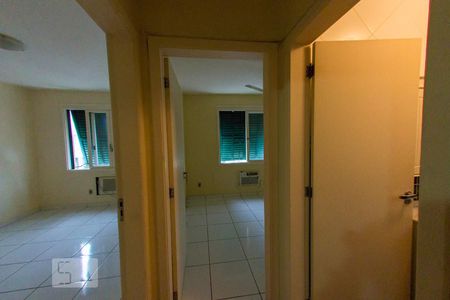 Corredor de apartamento para alugar com 3 quartos, 74m² em Partenon, Porto Alegre
