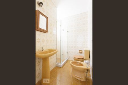 Banheiro de apartamento para alugar com 1 quarto, 45m² em Passo da Areia, Porto Alegre