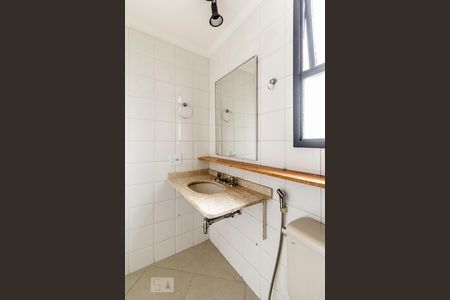 Banheiro da suíte de apartamento para alugar com 2 quartos, 65m² em Vila Nova Conceição, São Paulo