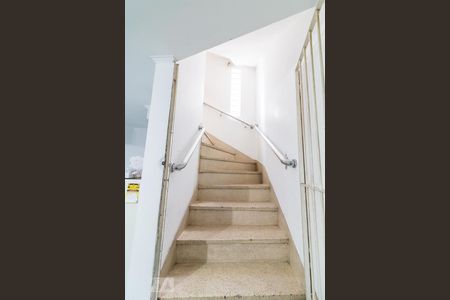 Casa para alugar com 232m², 3 quartos e 3 vagasEscada - cozinha