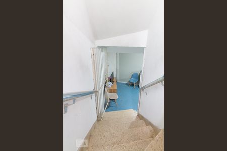 Casa para alugar com 232m², 3 quartos e 3 vagasEscada - cozinha