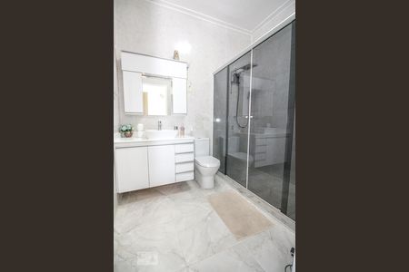 Banheiro de casa à venda com 3 quartos, 120m² em Irajá, Rio de Janeiro