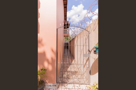 Casa para alugar com 219m², 3 quartos e 5 vagas Casa para alugar com 219m², 3 quartos e 5 vagasCorredor lateral
