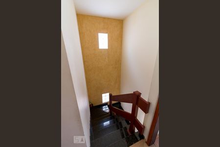 Casa à venda com 159m², 3 quartos e 4 vagasEscada