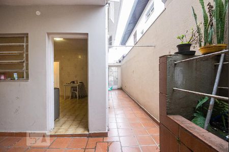 Vista lateral, quintal e porta da cozinha de casa à venda com 4 quartos, 180m² em Campo Belo, São Paulo