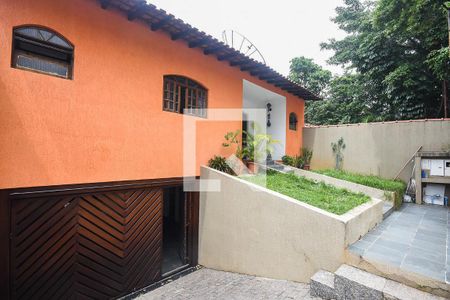 Casa à venda com 250m², 3 quartos e 6 vagas Casa à venda com 250m², 3 quartos e 6 vagasFachada