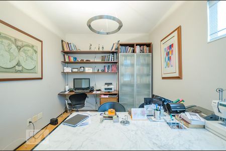 Casa à venda com 804m², 5 quartos e 8 vagasEscritório