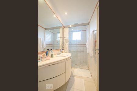 Casa à venda com 804m², 5 quartos e 8 vagasBanheiro da Suíte 3