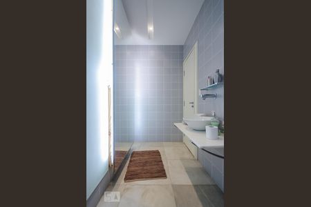 Casa à venda com 804m², 5 quartos e 8 vagasBanheiro feminino Academia