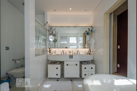 Casa à venda com 804m², 5 quartos e 8 vagasBanheiro da Suíte master