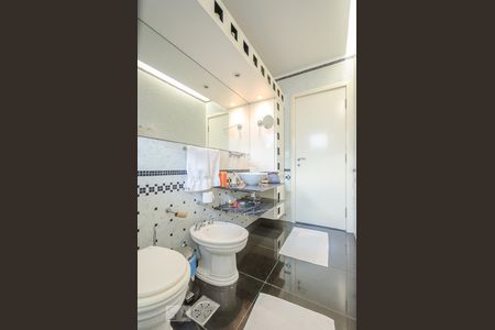 Casa à venda com 804m², 5 quartos e 8 vagasBanheiro da Suíte 2