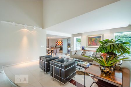 Casa à venda com 804m², 5 quartos e 8 vagasSala