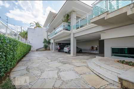 Casa à venda com 804m², 5 quartos e 8 vagasGaragem - Fachada