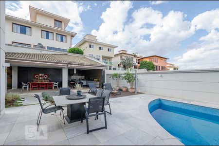 Casa à venda com 804m², 5 quartos e 8 vagasPiscina