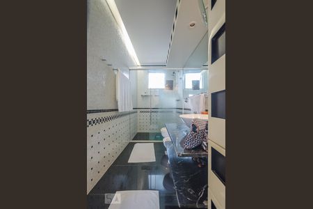 Casa à venda com 804m², 5 quartos e 8 vagasBanheiro da Suíte 2