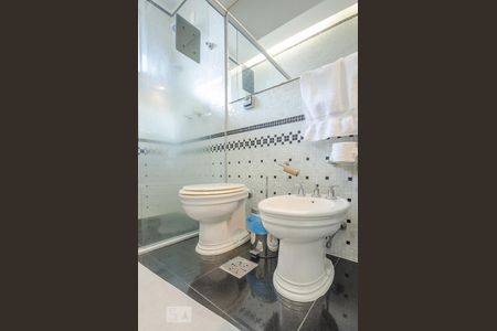 Casa à venda com 804m², 5 quartos e 8 vagasBanheiro da Suíte 2