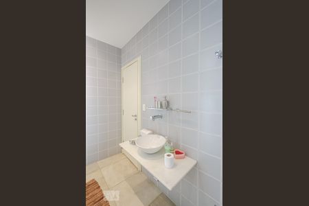 Casa à venda com 804m², 5 quartos e 8 vagasBanheiro feminino Academia