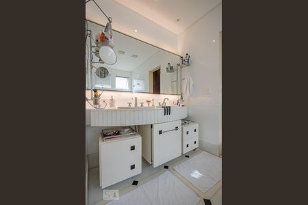 Casa à venda com 804m², 5 quartos e 8 vagasBanheiro da Suíte master