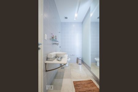 Casa à venda com 804m², 5 quartos e 8 vagasBanheiro feminino Academia