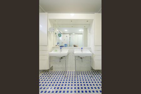 Casa à venda com 804m², 5 quartos e 8 vagasBanheiro Social