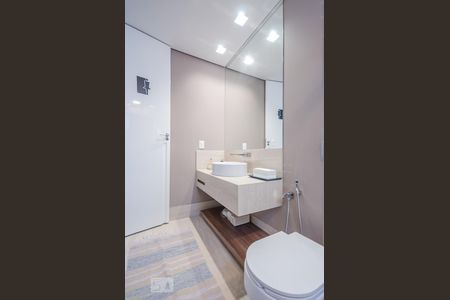 Casa à venda com 804m², 5 quartos e 8 vagasBanheiro feminino 