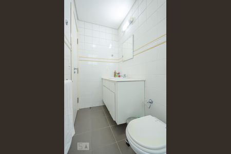 Casa à venda com 804m², 5 quartos e 8 vagasBanheiro de Serviço