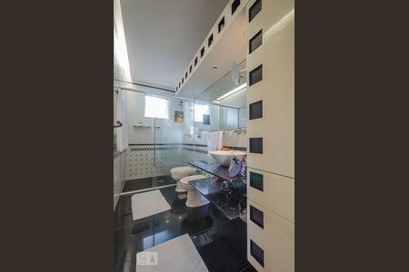 Casa à venda com 804m², 5 quartos e 8 vagasBanheiro da Suíte 2