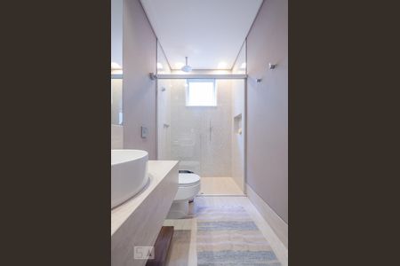 Casa à venda com 804m², 5 quartos e 8 vagasBanheiro feminino 