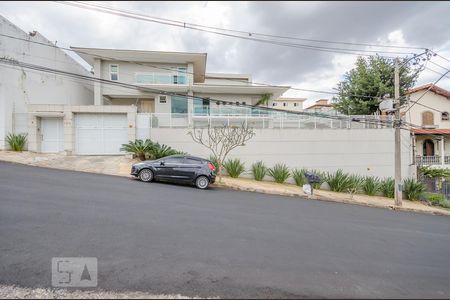 Casa à venda com 804m², 5 quartos e 8 vagasFachada
