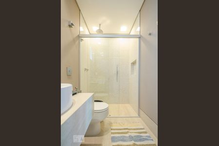 Casa à venda com 804m², 5 quartos e 8 vagasBanheiro masculino