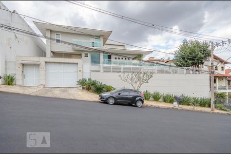 Casa à venda com 804m², 5 quartos e 8 vagasFachada