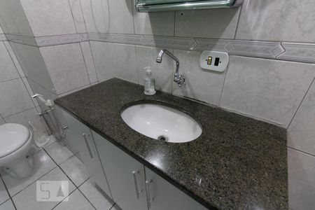 Banheiro de apartamento para alugar com 1 quarto, 60m² em Centro Cívico, Curitiba