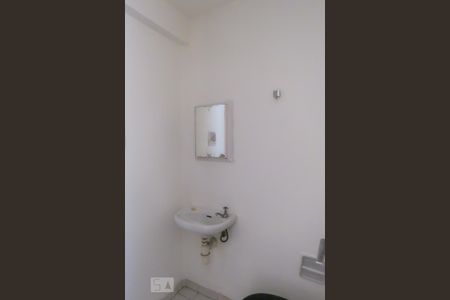 Banheiro de serviço  de apartamento para alugar com 2 quartos, 80m² em Vila Uberabinha, São Paulo