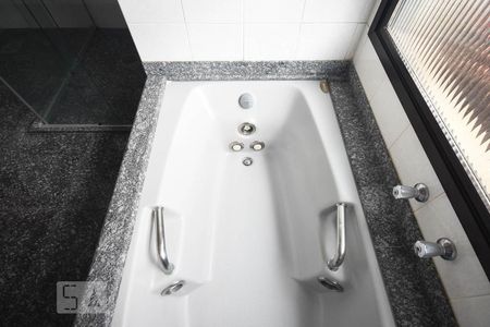 Apartamento para alugar com 228m², 3 quartos e 4 vagasDetalhe do Banheiro Suíte 3