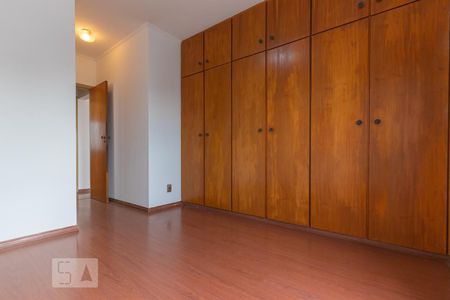 Quarto de apartamento à venda com 1 quarto, 60m² em Cambuí, Campinas