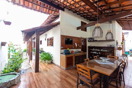 Casa à venda com 500m², 4 quartos e 2 vagas Casa à venda com 500m², 4 quartos e 2 vagasVaranda de trás