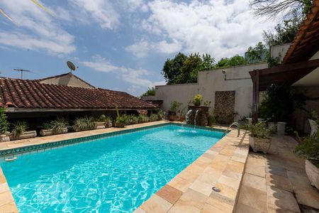 Casa à venda com 500m², 4 quartos e 2 vagas Casa à venda com 500m², 4 quartos e 2 vagasPiscina