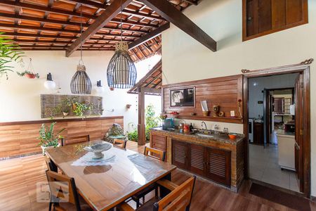 Casa à venda com 500m², 4 quartos e 2 vagas Casa à venda com 500m², 4 quartos e 2 vagasVaranda de trás