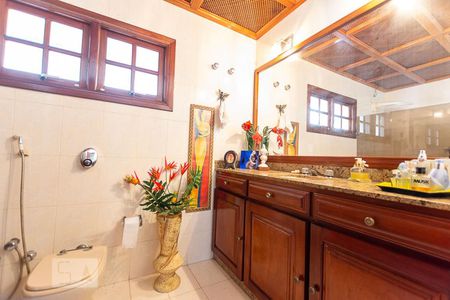Banheiro Social de casa à venda com 4 quartos, 500m² em Badu, Niterói